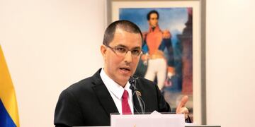 GRAF9688\u002E LA HAYA (Holanda), 13/02/2020\u002E- El ministro de Exteriores de Venezuela, Jorge Arreaza, denunció este jueves a Estados Unidos ante la Corte Penal Internacional (CPI) por crímenes de lesa humanidad debido a las sanciones económicas impuestas a su país\u002E El documento entregado en la corte \