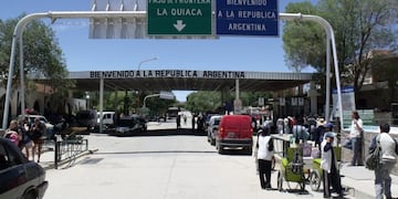 Paso fronterizo de Bolivia a Argentina, en La Quiaca, Jujuy