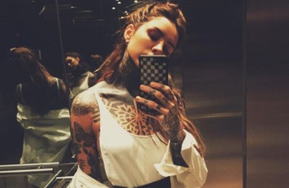 Candelaria Tinelli mostró su nuevo tatuaje en la frente y es una palabra en ruso