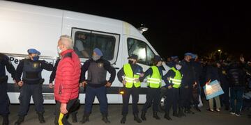 Vecinos de Pilar impiden que Lázaro Báez ingrese al country\u002E (Foto: Clarín)