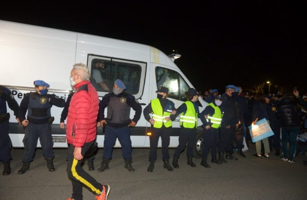 Demoraron al vecino de Ayres de Pilar que dañó el móvil donde trasladaban a Lázaro Báez