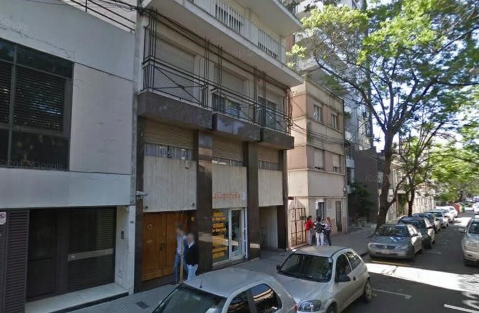 Una joven bajó para abrirle la puerta a su pareja y fueron víctimas de una entradera en pleno centro