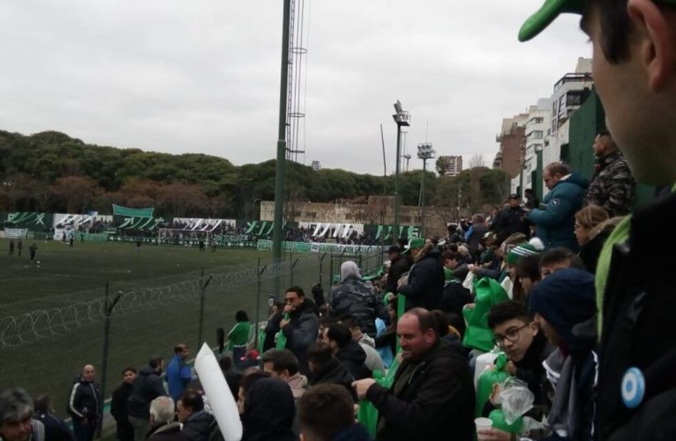 Violenta pelea entre facciones de la barra de Excursionistas en un bar de Palermo