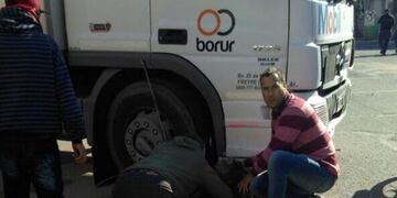 Iba en moto con su nieto y al tratar de pasar al camión terminó cayendo y fue arrollada (Diario Síntesis)