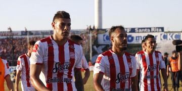 La dupla central de San Martín apuntó contra el árbitro y sostuvieron que el penal fue inexistente\u002E