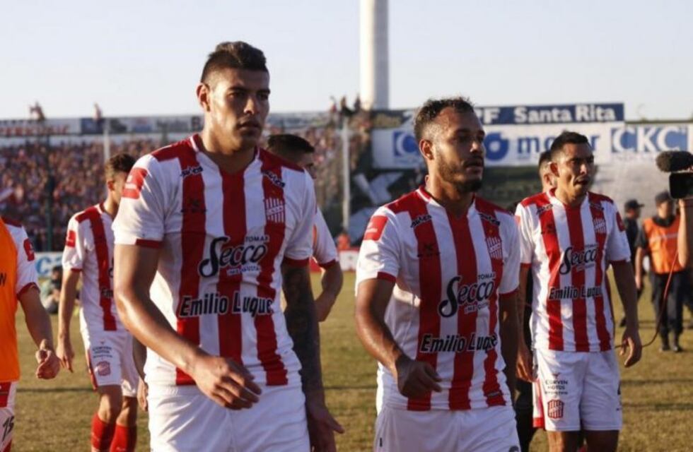 La dupla central de San Martín apuntó contra el árbitro