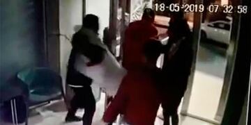 Un grupo de jóvenes destrozaron un edificio e hirieron al dueño de un departamento en Santiago