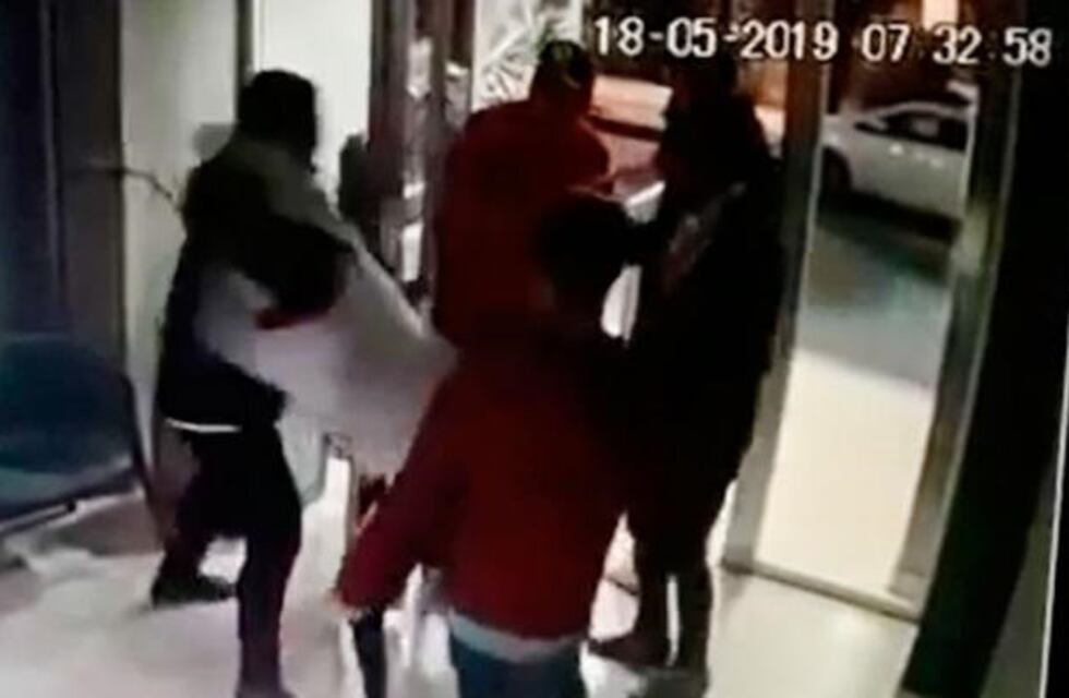 Un grupo de jóvenes destrozó un edificio e hirió al dueño de un departamento en Santiago