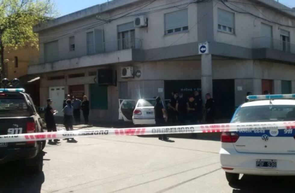 Huían a bordo de un auto luego de un ataque a balazos y los detuvieron tras arrollar a un ciclista