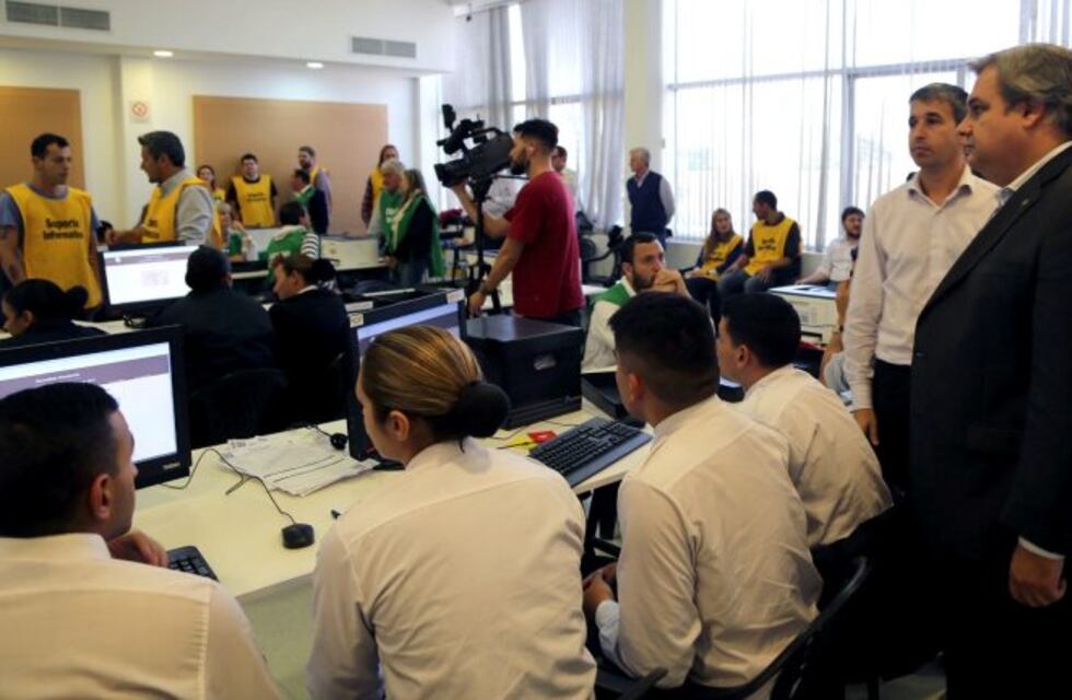 Para evitar inconvenientes, en la provincia se "practicó" el recuento de votos para las primarias