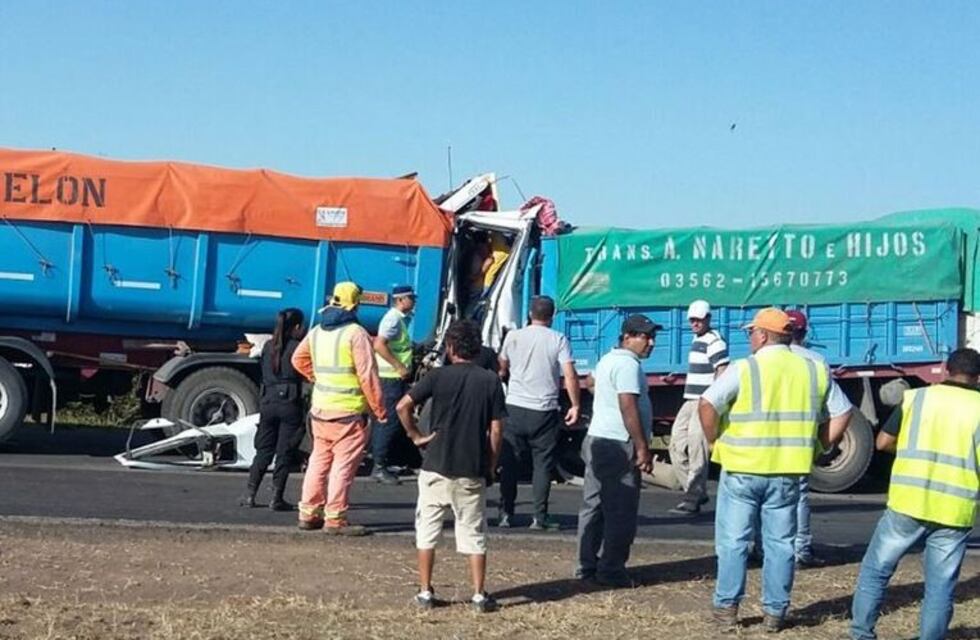 Impactante choque entre camiones en la autopista a Santa Fe: un chofer quedó atrapado