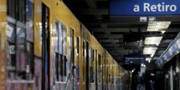 BUENOS AIRES (ARGENTINA) 06/08/2012 - Vagones de un subterru00e1neo permanecen vacios hoy, lunes 6 de agosto de 2012, en la estaciu00f3n de Constituciu00f3n de la lu00ednea C de Buenos Aires (Argentina), que se encuentra parada a rau00edz de la huelga por demandas salariales