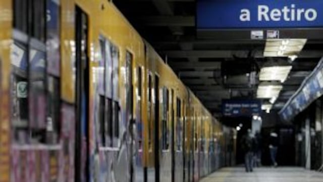 BUENOS AIRES (ARGENTINA) 06/08/2012 - Vagones de un subterru00e1neo permanecen vacios hoy, lunes 6 de agosto de 2012, en la estaciu00f3n de Constituciu00f3n de la lu00ednea C de Buenos Aires (Argentina), que se encuentra parada a rau00edz de la huelga por demandas salariales