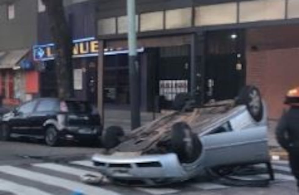 Tres heridos por un choque y vuelco en Parque Patricios