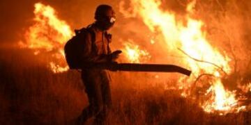 A fireman fights a wildfire near La Adela in La Pampa Province on January 5, 2017. nFirefighters in Argentina said on January 5 they were bringing under control three wildfires that have devastated nearly a million hectares (2.5 million acres) of the coun