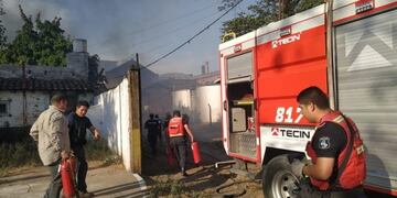 Bomberos en acción, en el incendio del ingenio La Esperanza, Jujuy