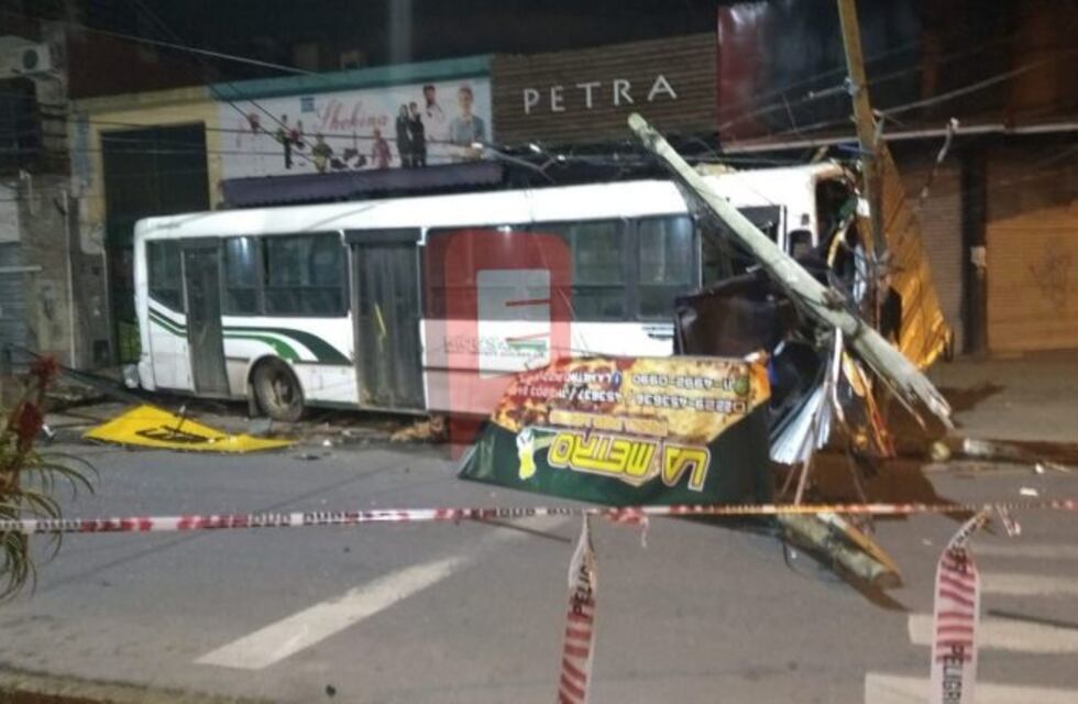 Dos jóvenes alcoholizados robaron un colectivo y lo chocaron en Berazategui