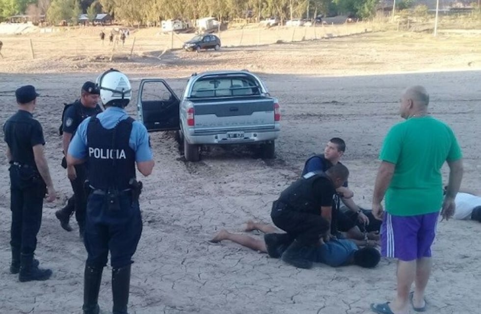 Robaron una camioneta pero se quedaron empantanados y los atraparon