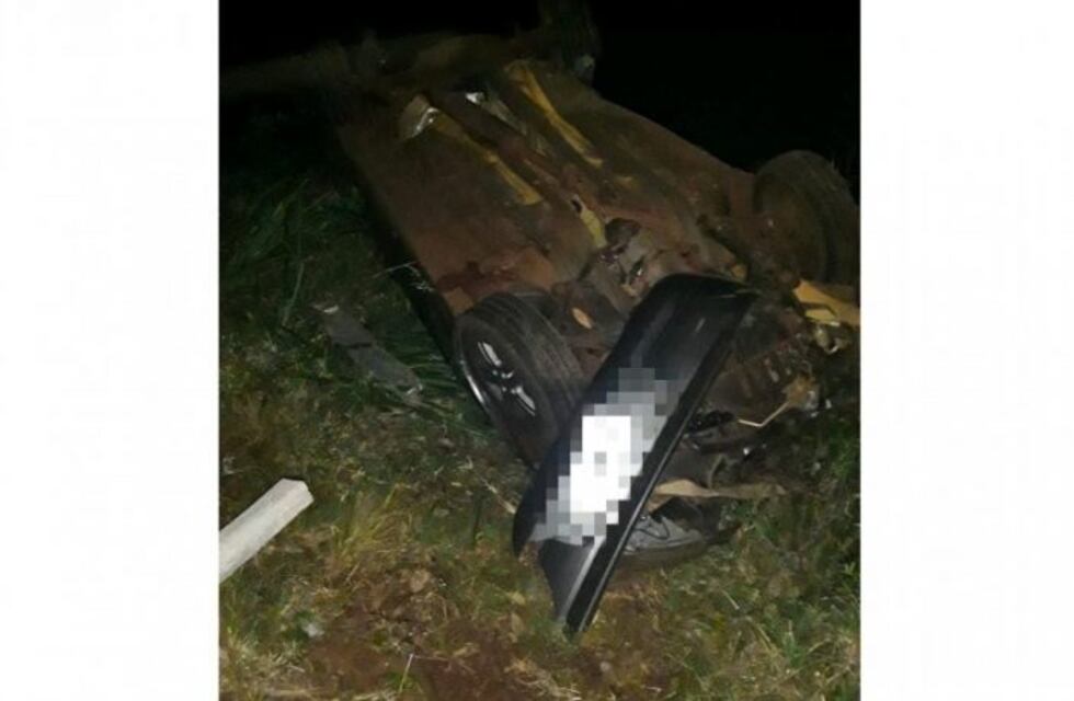 Un joven resultó herido tras volcar con su auto