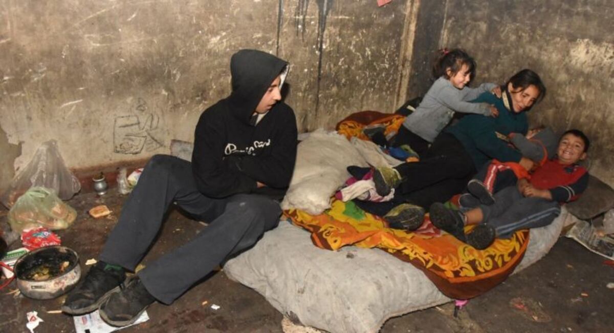 Familia sanjuanina que duerme en el piso