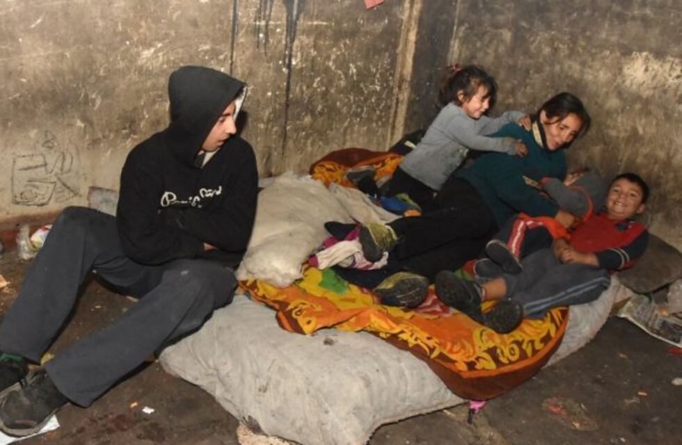 Una familia sanjuanina duerme en el piso en una habitación sin puerta