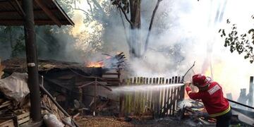 Se incendió por completo una carpintería en Villa Lindstrom de Oberá