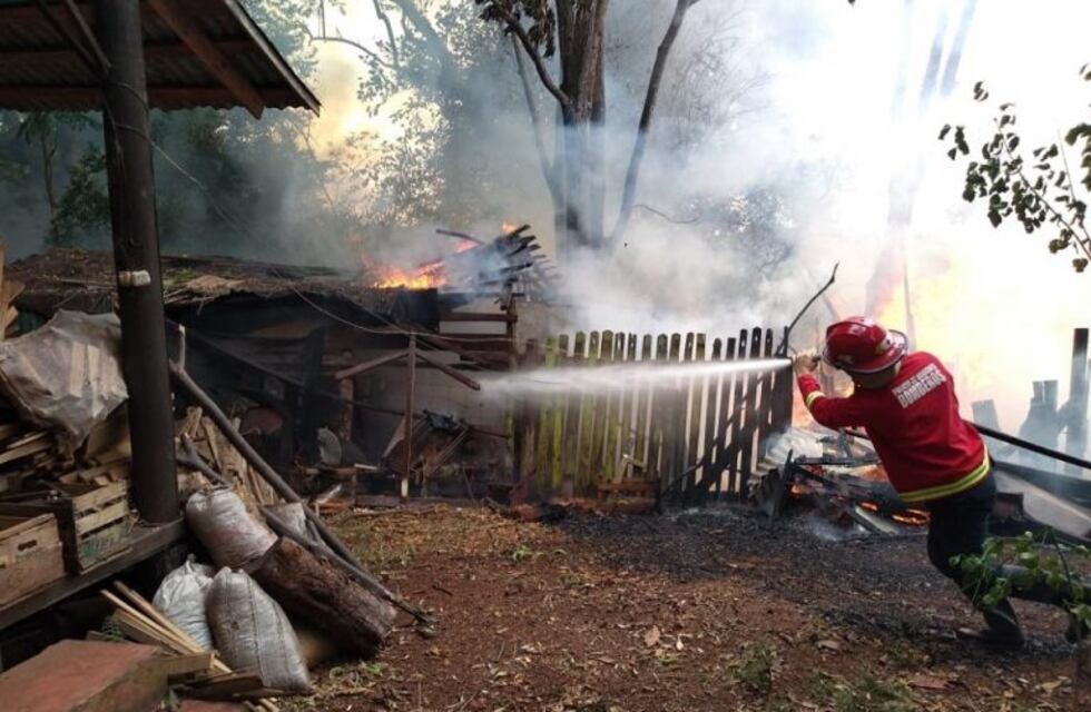 Se incendió por completo una carpintería en Villa Lindstrom de Oberá