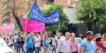 Agrupaciones sindicales y sociales marcharon a Plaza Independencia