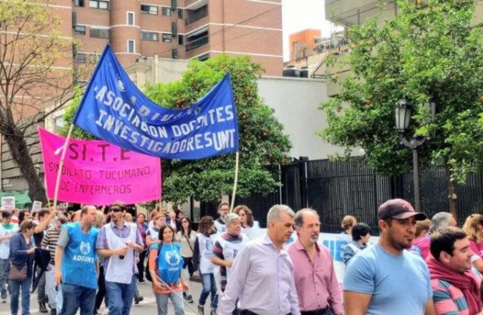 Agrupaciones sindicales y sociales marcharon a Plaza Independencia