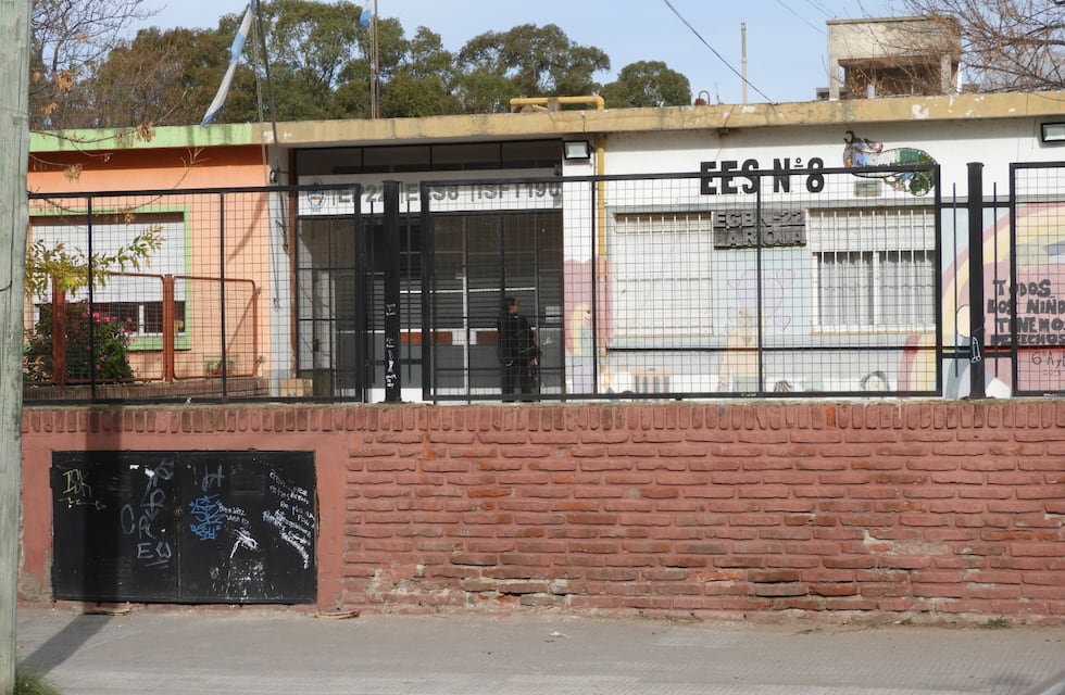 Dos chaqueñas protagonizaron una brutal pelea afuera de la escuela a la que asisten sus hijos