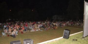San Antonio vivió una velada al aire libre con el Cine Móvil.