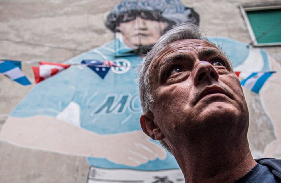 Mourinho fue al santuario de Maradona en Nápoles y le rindió un homenaje en medio de una ovación
