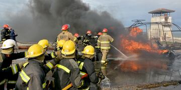 La Armada capacitó a bomberos de la Policía Federal Argentina en lucha contra incendios