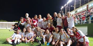 Huracán campeón del fútbol femenino tresarroyense (foto: Cecilia Cattanio)