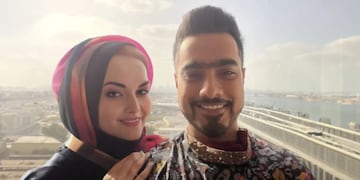 El joven indio junto con su novia falsa.