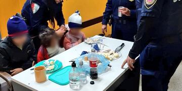 Los niños hallados fueron asistidos por la Policía (Gentileza Javier Sassi).