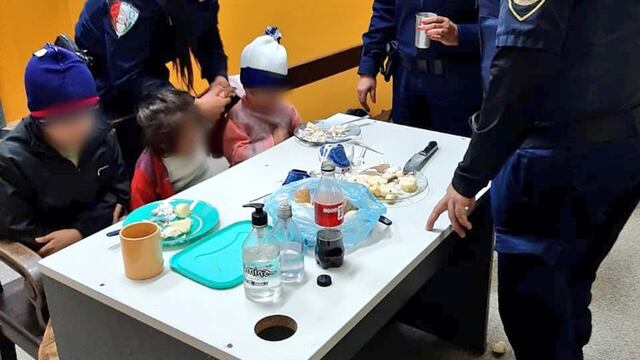 Los niños hallados fueron asistidos por la Policía (Gentileza Javier Sassi).