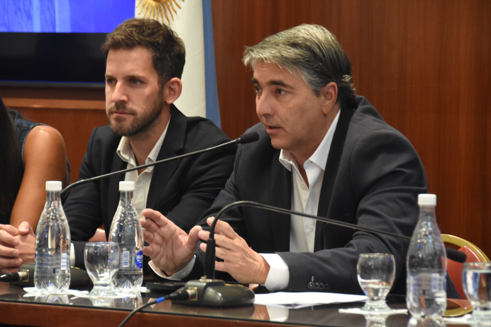 El secretario parlamentario Martín Luque (derecha) dijo que la Plataforma de Participación Ciudadana representa "un avance significativo hacia una Legislatura accesible, dinámica y creativa, reafirmando el compromiso con la transparencia y la participación activa de los ciudadanos".