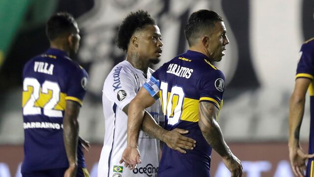 Carlos Tevez se retira de la cancha tras la dura derrota con Santos por la semifinal de la Copa Libertadores. (Foto: EFE/Andre Penner)