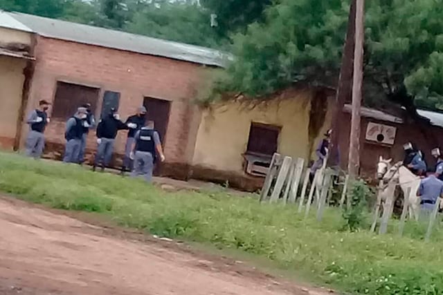 El Ministro González dijo que intervino personal femenino pero las imágenes muestran otra cosa