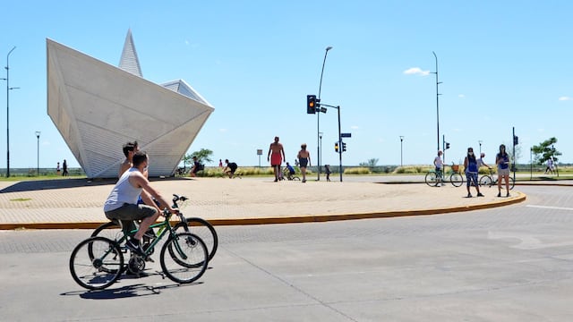 La obra está emplazada en la rotonda que conecta Avenida de la Costa y Avenida Francia. (@munirosario)