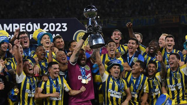 "Fatura" Broun levantó el trofeo junto al plantel y el cuerpo técnico.