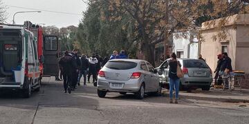 Por el choque, el Fíat Palio envió al motociclista contra un poste y luego lo arrolló. Foto gentileza Alerta San Rafael.