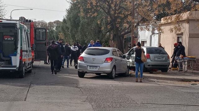 Por el choque, el Fíat Palio envió al motociclista contra un poste y luego lo arrolló. Foto gentileza Alerta San Rafael.