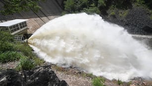 Córdoba. Tras las lluvias: reapareció la “cola de novia” del dique San Roque tras la apertura de válvulas. (Pedro Castillo / La Voz)