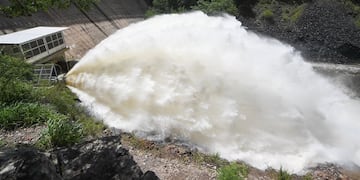 Córdoba. Tras las lluvias: reapareció la “cola de novia” del dique San Roque tras la apertura de válvulas. (Pedro Castillo / La Voz)