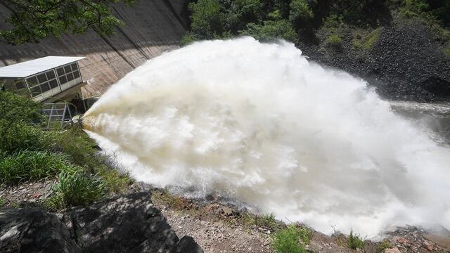 Córdoba. Tras las lluvias: reapareció la “cola de novia” del dique San Roque tras la apertura de válvulas. (Pedro Castillo / La Voz)