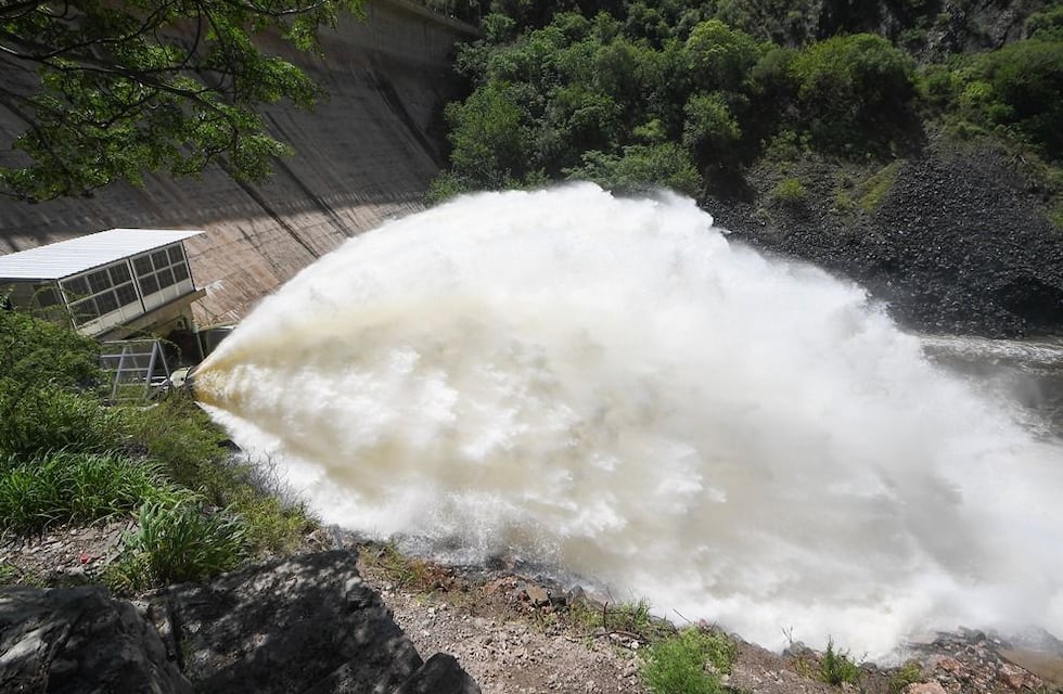El lago San Roque alcanzó su nivel máximo tras las lluvia y “regaló” el espectáculo de “la cola de novia”