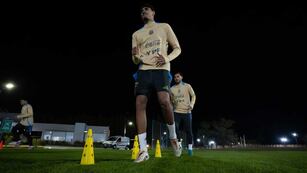 Mariano Troilo, defensor de Belgrano, entrenando con la selección argentina en el predio de Ezeiza. (Prensa Argentina)