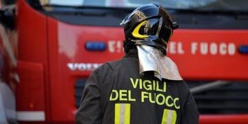 Los bomberos italianos rescataros a uno de los presuntos ladrones bajo tierra.